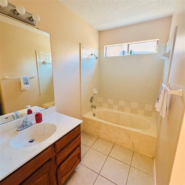 Building Photo - 17506 Klamath Falls Dr