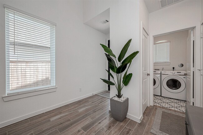 Building Photo - 430 W Cascade Heights Dr