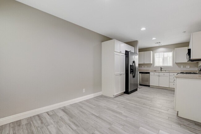 Building Photo - Beautiful 2 Story, 3 Bedroom Home Northwest!