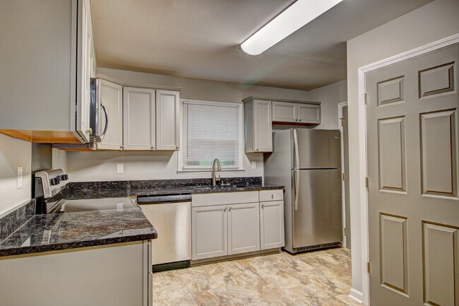 Building Photo - 210 Scarlett Ln