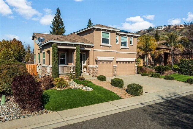 Building Photo - Elegant & Spacious 4 Bedroom Home Near Fol...