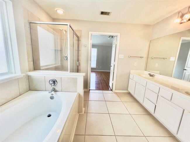 Building Photo - 9912 Western Ridge Way