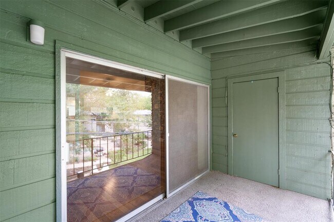 Building Photo - 1304 Mariposa Dr