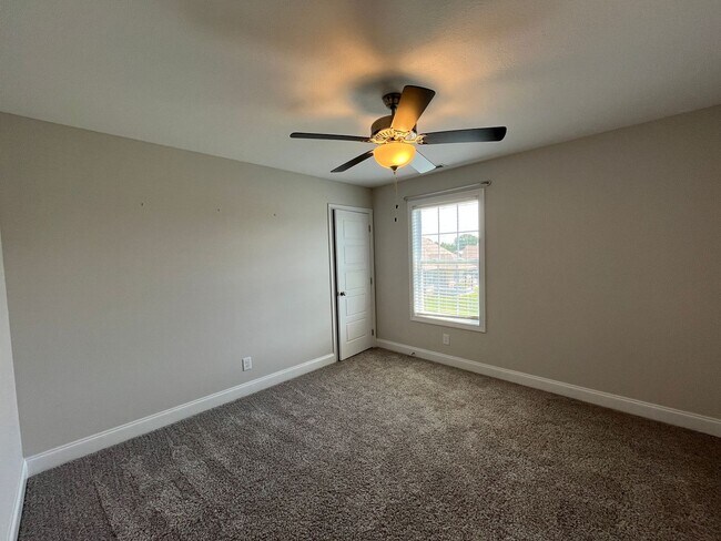 Building Photo - 557 Dexter Dr