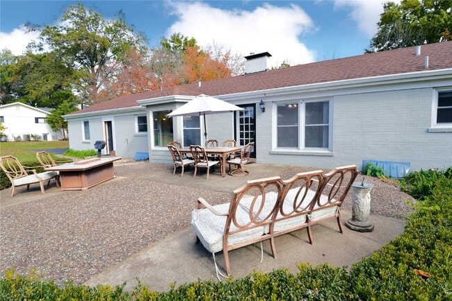 Building Photo - 2235 N Ballas Rd