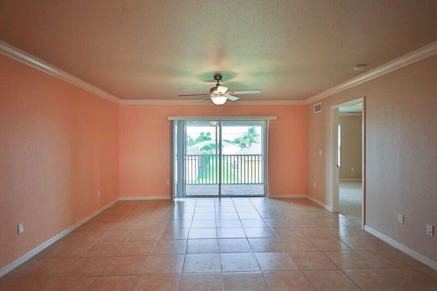 Building Photo - Santa Barbara Villas - Move in Special