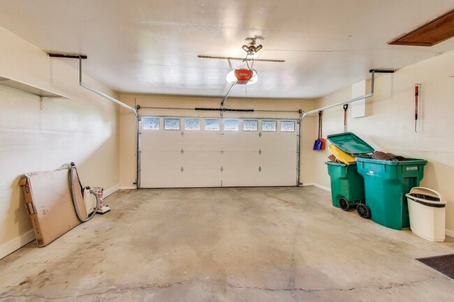 Building Photo - 933 Garden Ln