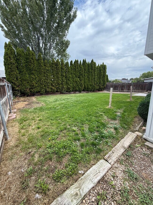Building Photo - 480 E Blue Heron St