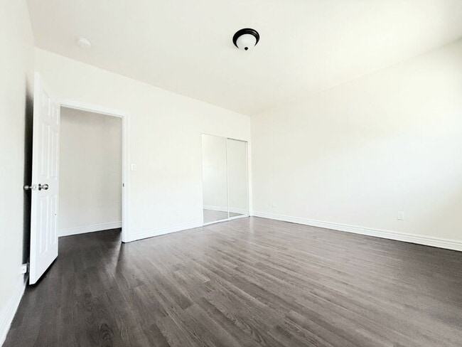 Building Photo - 1368 E Vernon Ave