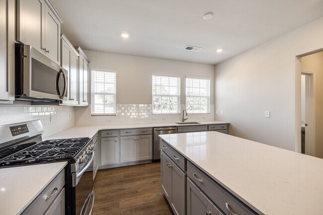 Building Photo - Beautiful 3-bedroom, 3.5 bath townhome in ...