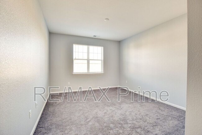 Building Photo - 1720 Vankar Dr