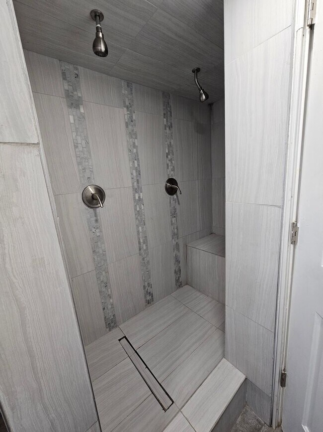 Building Photo - Beautiful 5 Bedroom home in Great Layton Location!