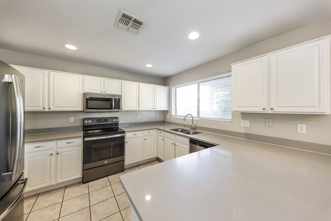 Building Photo - 15122 W Polk St