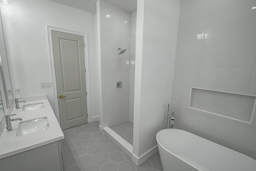 Hall Bath 2 - 2416 Prentiss Ave