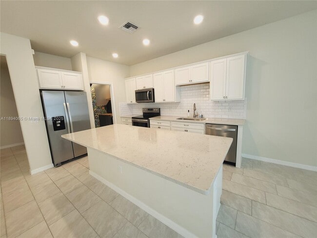 Building Photo - 2820 Troubadour St