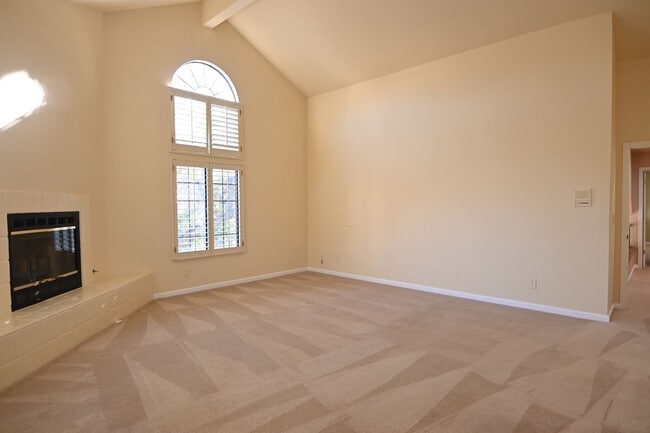 Building Photo - Tranquil / Updated Townhome in Gated in Vi...