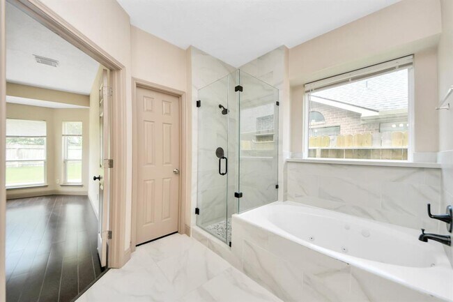 Building Photo - 2030 Winding Hollow Dr