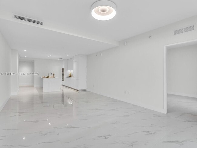 Building Photo - 700 NE 24th St