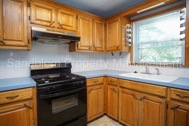 Building Photo - FOR LEASE | Mid-town Tulsa | 2 bed, 1 bath...