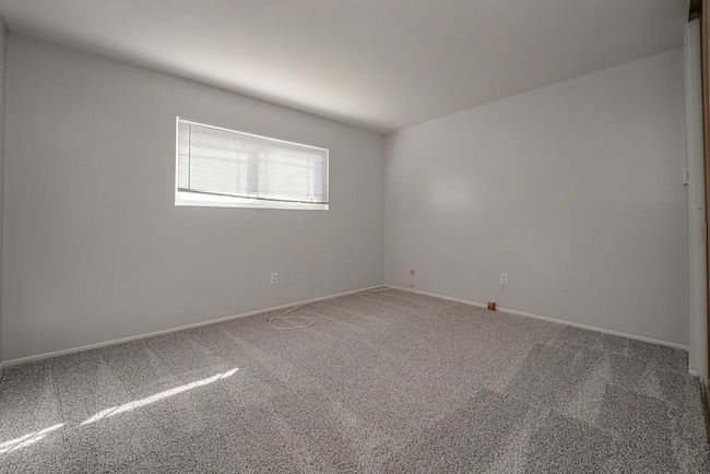 Building Photo - Beautiful 4 Bd Townhouse