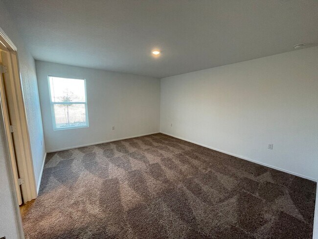 Building Photo - Like-New | 3 bed/2 bath | 1-story | No Carpet | Wonderful Amenities |On Golf Course in Mission De...
