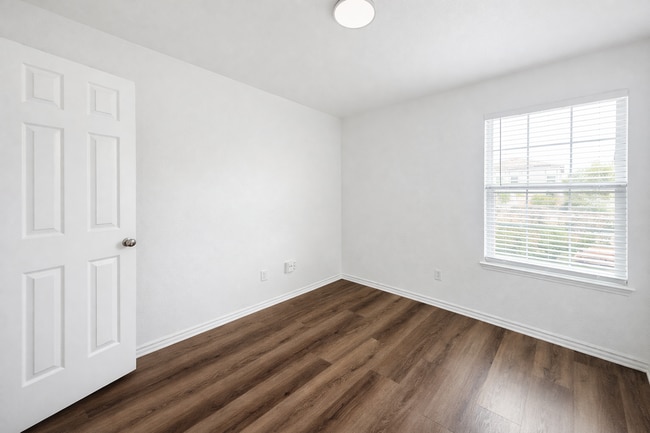 Building Photo - 4 Bed 2.5 Bath NEW MANAGEMENT!!!