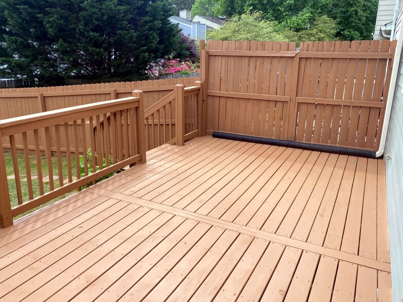 New deck for expanded outside living. - 7005 Sand Wedge Cir