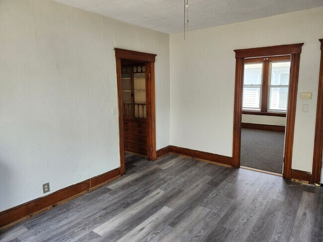 Building Photo - 3 Bed, 1 Bath 3rd floor apartment