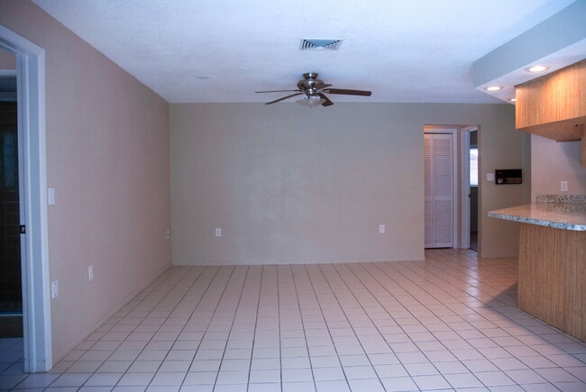 Building Photo - 3/Bedroom 3/Bath Tarpon Springs Home