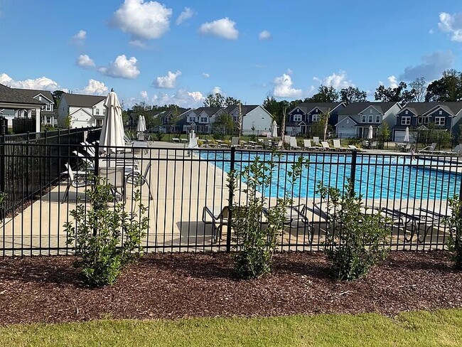 Building Photo - 588 Glen Clova Dr