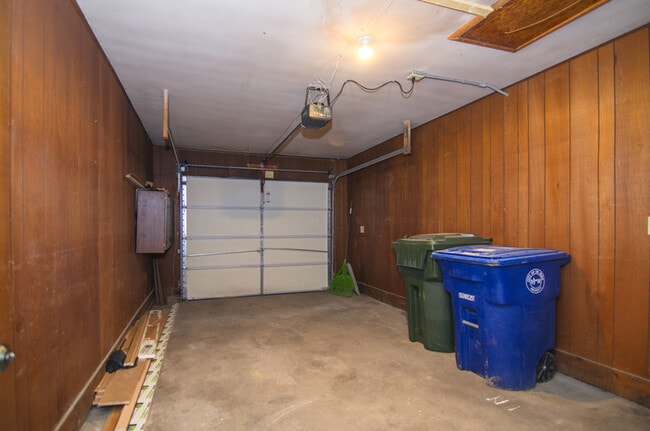 Building Photo - 825 Smits St