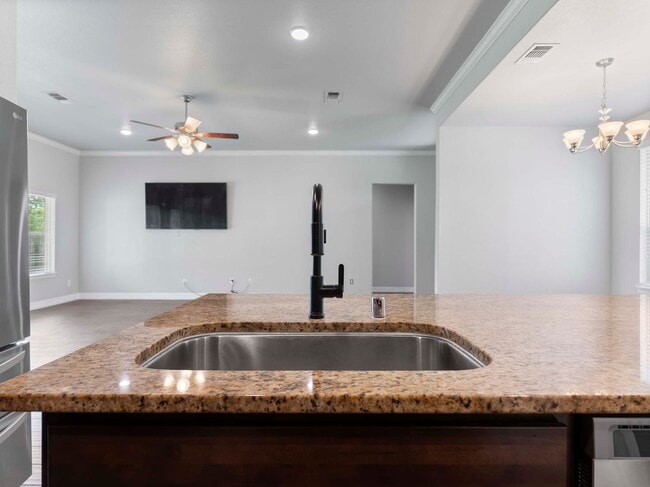 Building Photo - 3 bed 2 bath ( Columbia Lakes)
