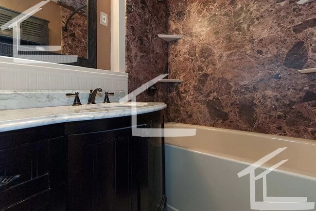 Building Photo - Huge 3 bedroom near Brookline with In-unit...