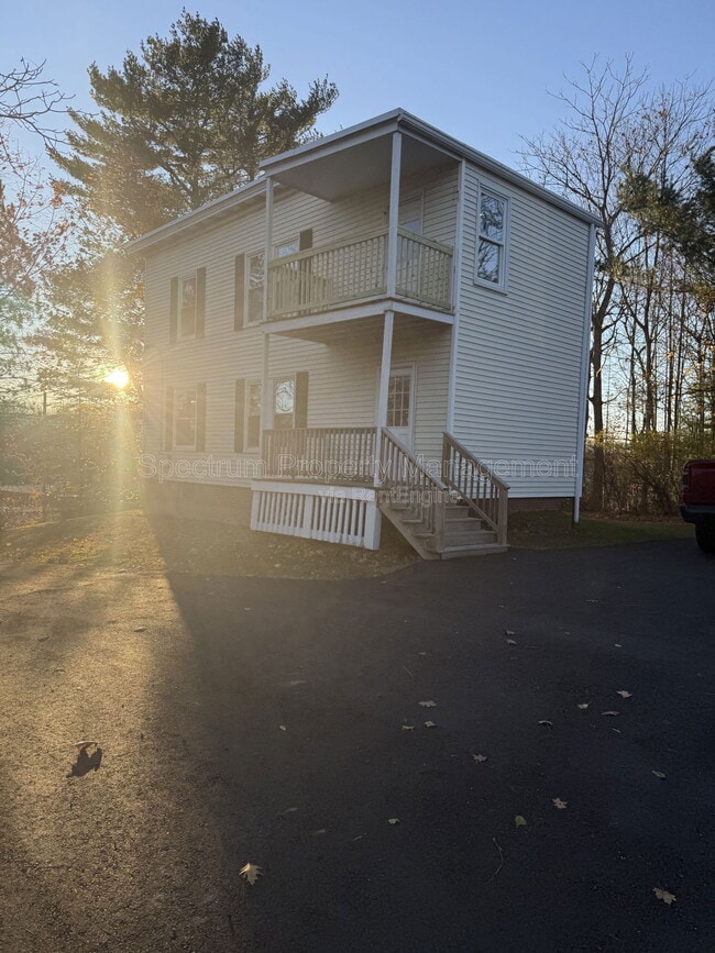 Building Photo - 584 Pleasant St