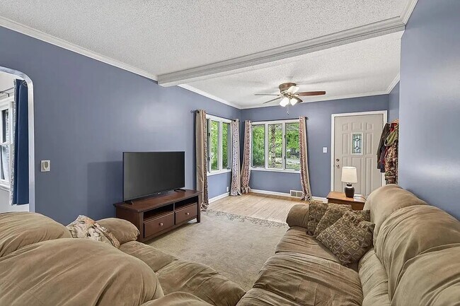 Building Photo - 944 Mahtomedi Ave