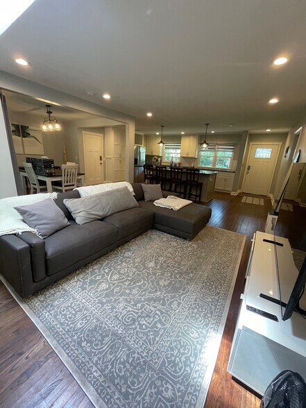 Building Photo - 1012 Elmwood St