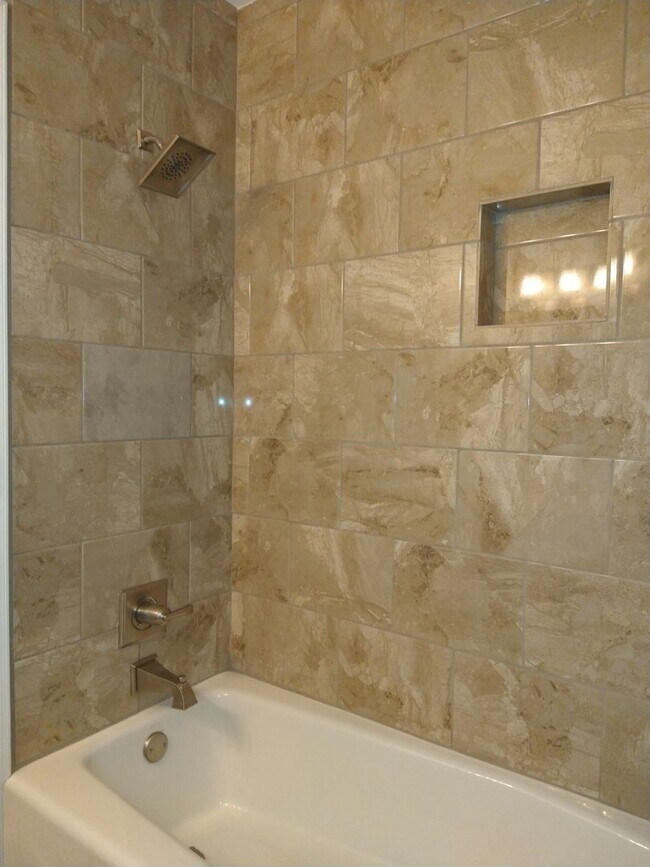 Building Photo - Cozy 3 Bed 1 & 3/4 Bath Townhome