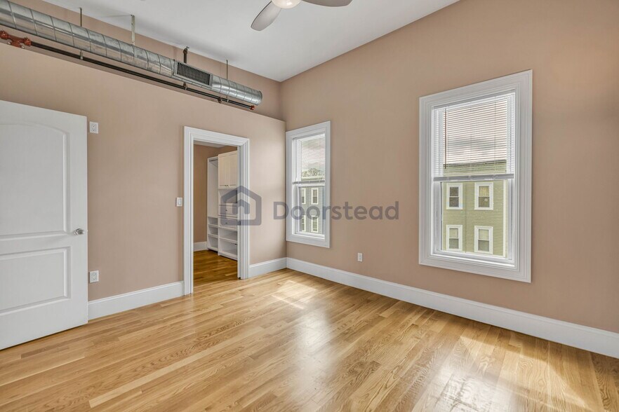 Building Photo - 868 E 4th St