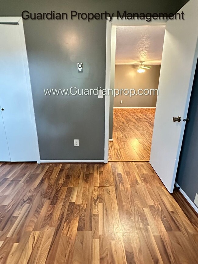 Building Photo - Brooklyn Park End Unit Patio Home, Dishwas...