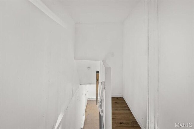 Building Photo - Completely remodeled and move-in ready!