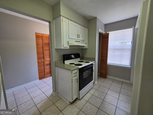 Building Photo - 425 Admiral's Walk Dr