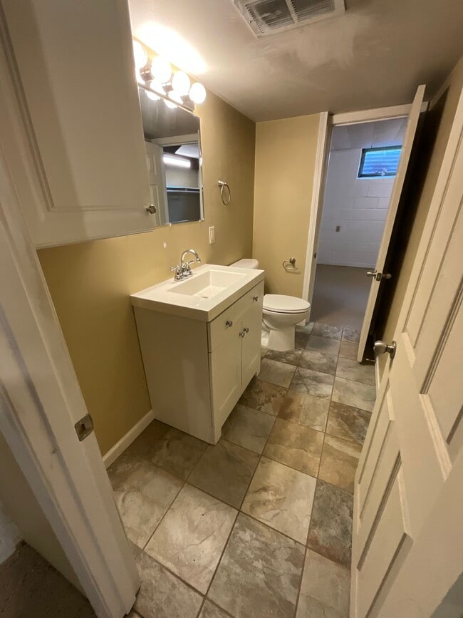 Building Photo - 1229 W Arrowhead Rd