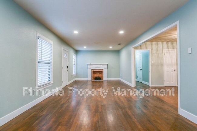 Building Photo - 2205 Live Oak St
