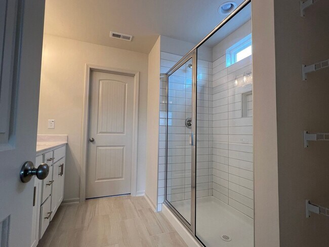 Building Photo - Charming 1.5 year new 3BR plus huge loft  ...