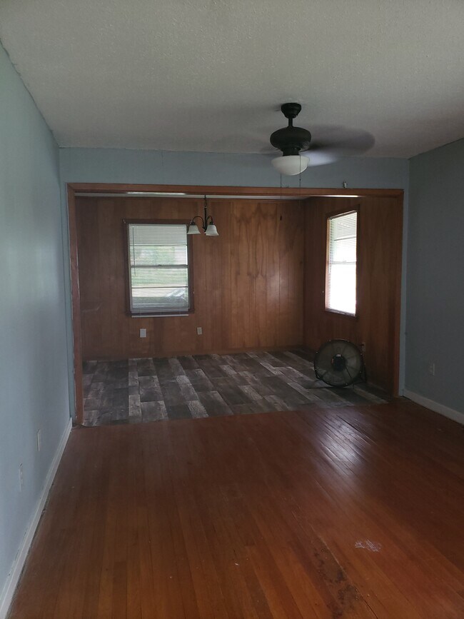 Building Photo - 3132 Charleston Dr