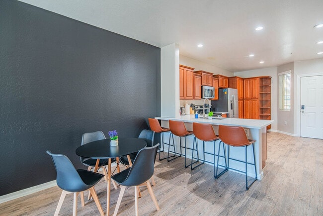 Building Photo - 1275 E University Dr