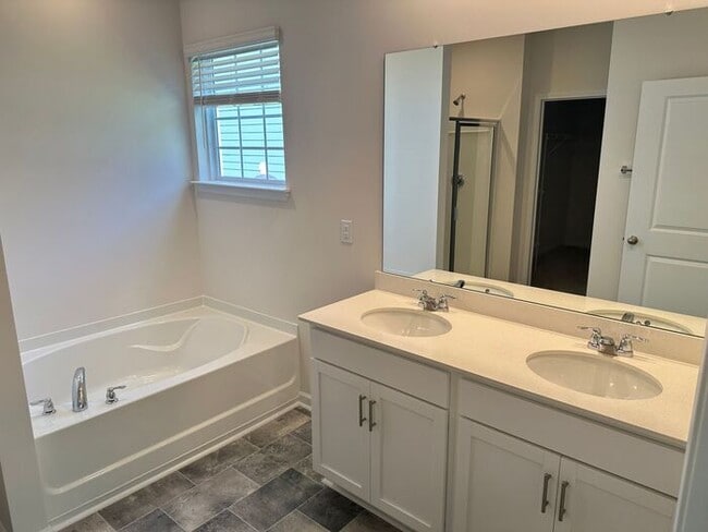 Building Photo - Gourgeous Brand New 4 bedroom Home near Lake Norman