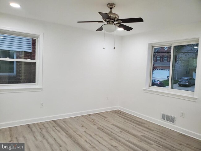 Building Photo - 212 N Van Buren St