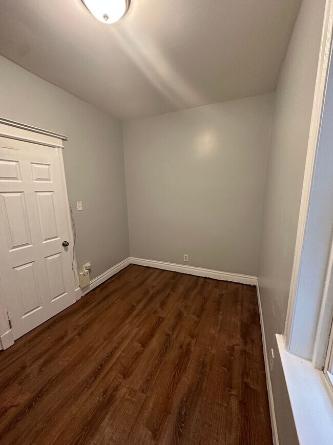 Building Photo - 4356 S Wells St