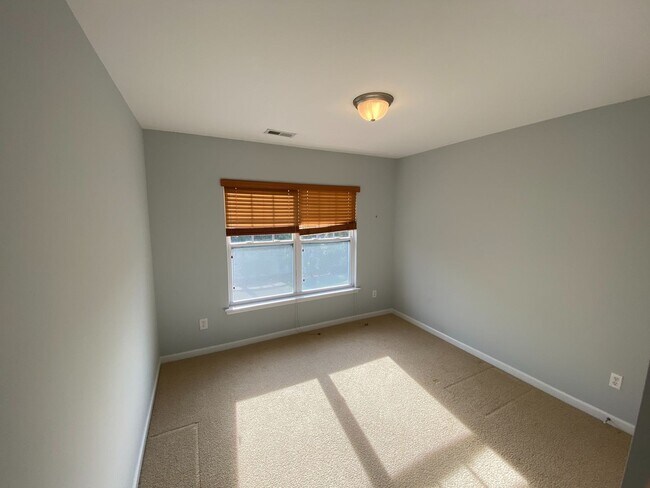 Building Photo - Move-in Ready 3 bed, 2.5 bath home located...